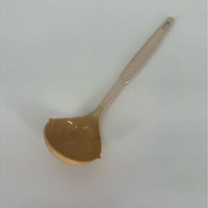 Vintage Ekco USA Nylon Soup Sauce Ladle Cream Tan Plastic Double Spout 11"
